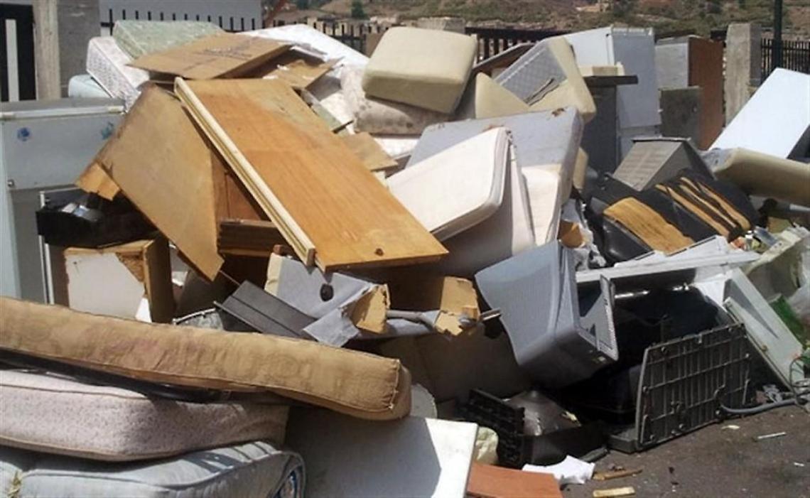 Rifiuti ingombranti all'esterno della scuola, si chiede un intervento