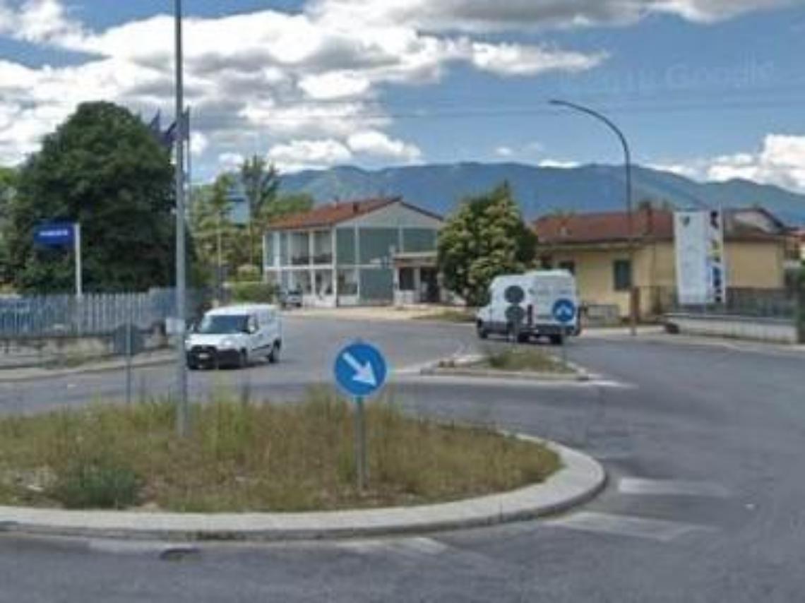 Spari di notte contro una vetreria: minaccia o vendetta? Si indaga