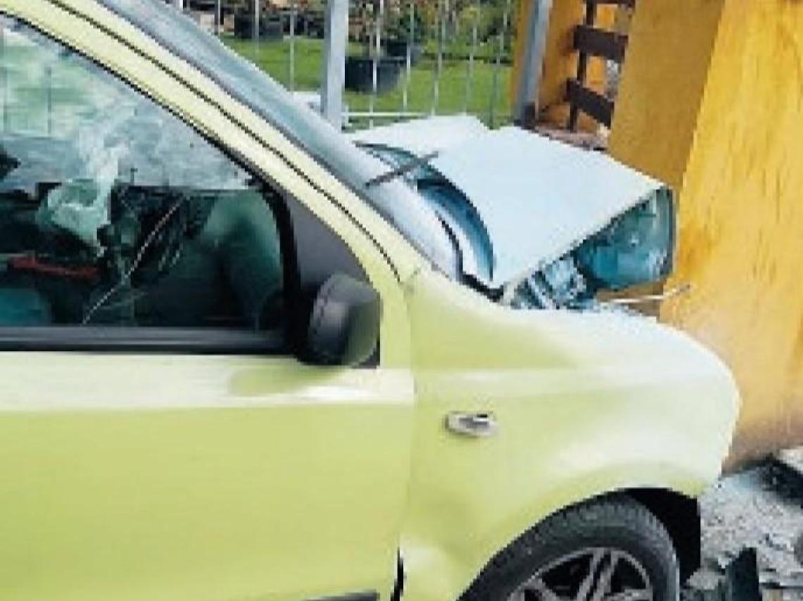 Perde il controllo dell'auto e si schianta contro un muretto: 20enne miracolato