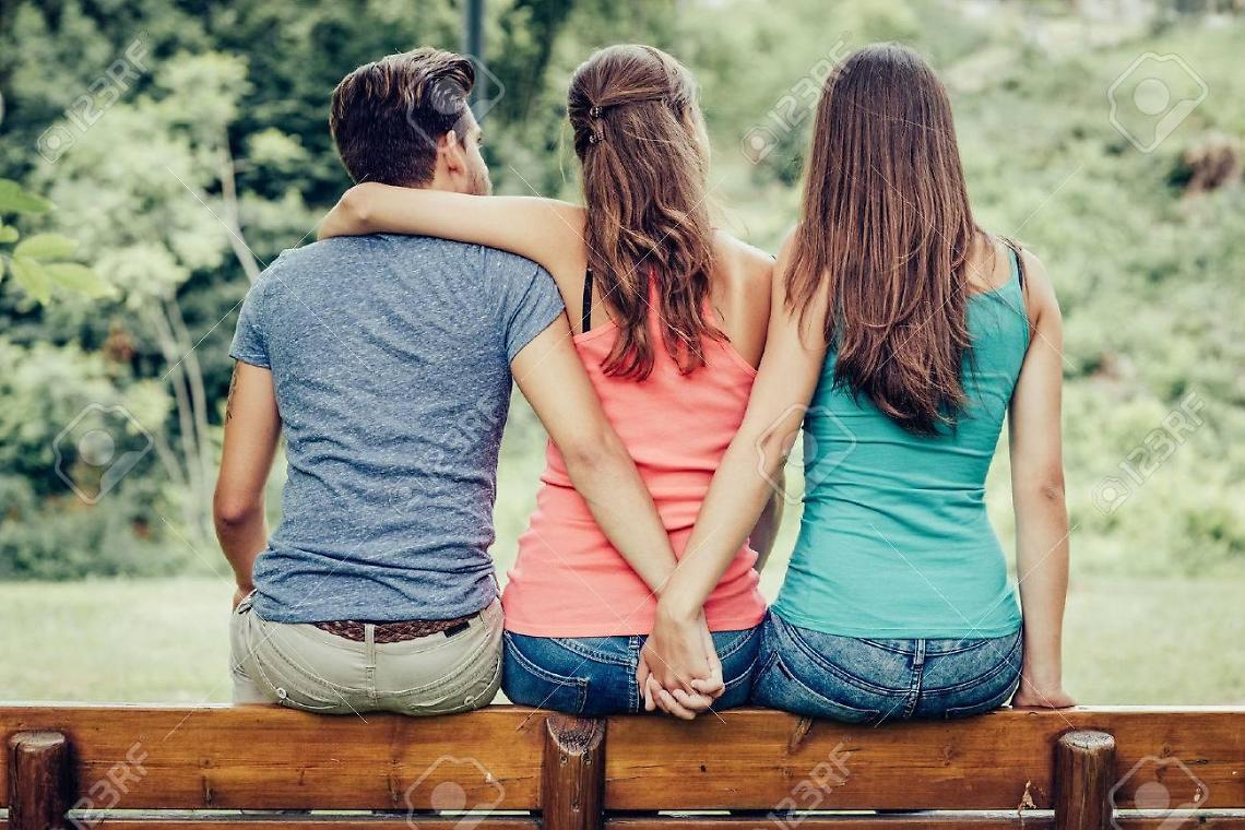 Triangolo amoroso: lui molla l'amante, lei diventa stalker e minaccia la rivale