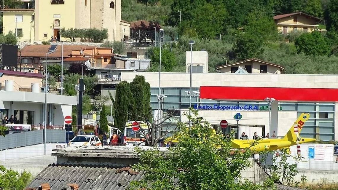 Cade dal tetto di casa: noto commerciante elitrasportato. Resta in codice rosso