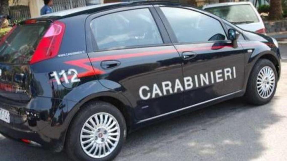 Alla guida ubriaco, esce di strada e si schianta contro un muretto: denunciato