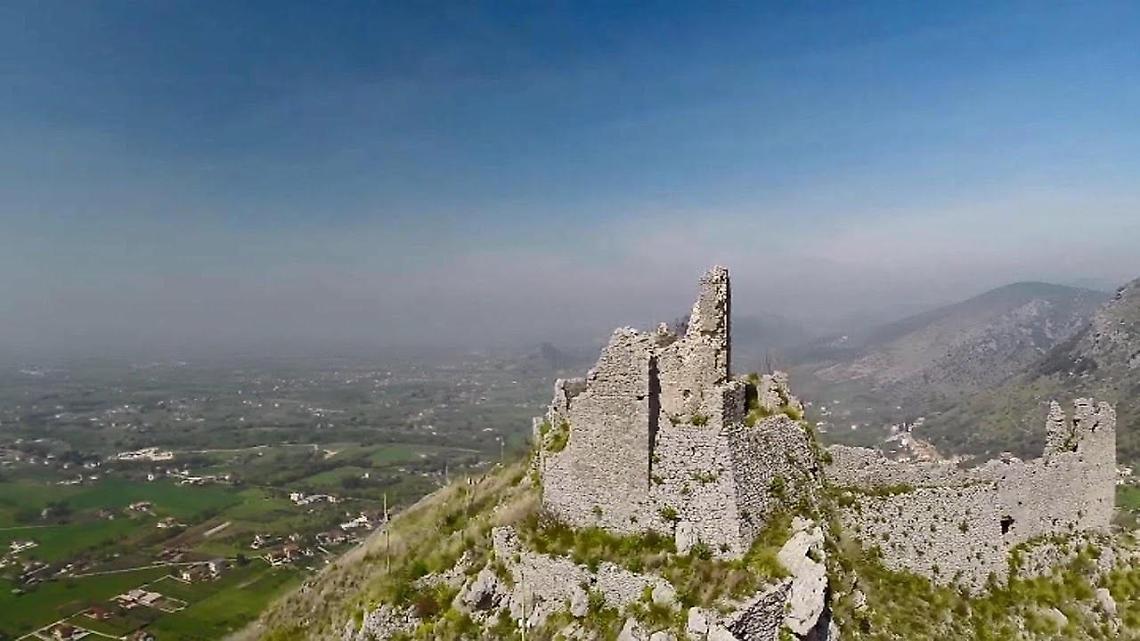 Il Castello resta al buio per colpa dei vandali: la denuncia