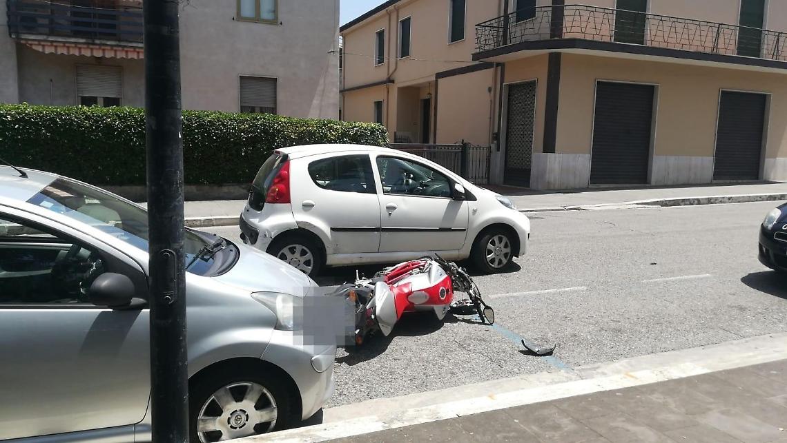 Incidente in moto, centauro impatta contro due auto e finisce in ospedale