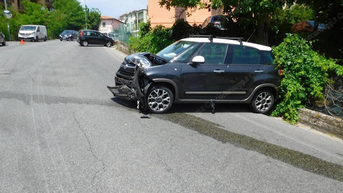 Esce fuori strada e si schianta contro un palo: trasportato in ospedale