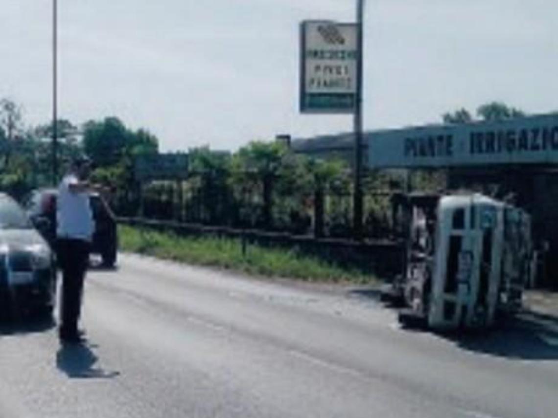 Anagni, auto si ribalta sulla Casilina: traffico in tilt e proteste