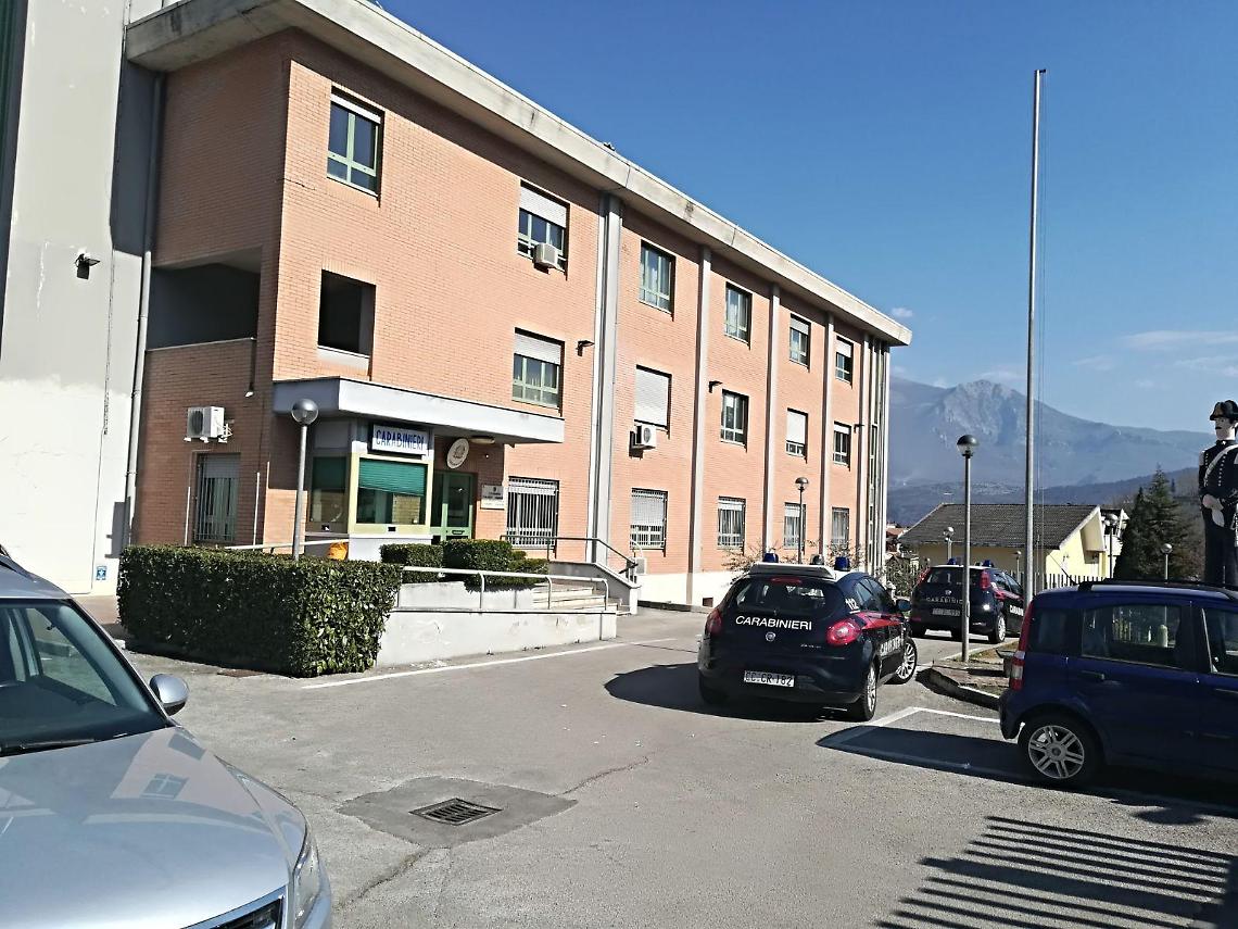 Trova per terra un assegno "in bianco" e lo consegna in caserma