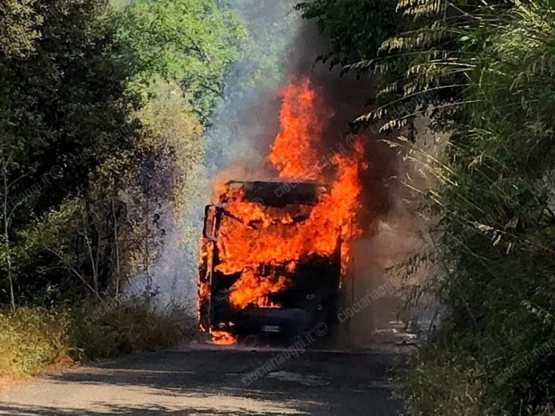 Patrica, autobus in fiamme: l'autista riesce a mettersi in salvo