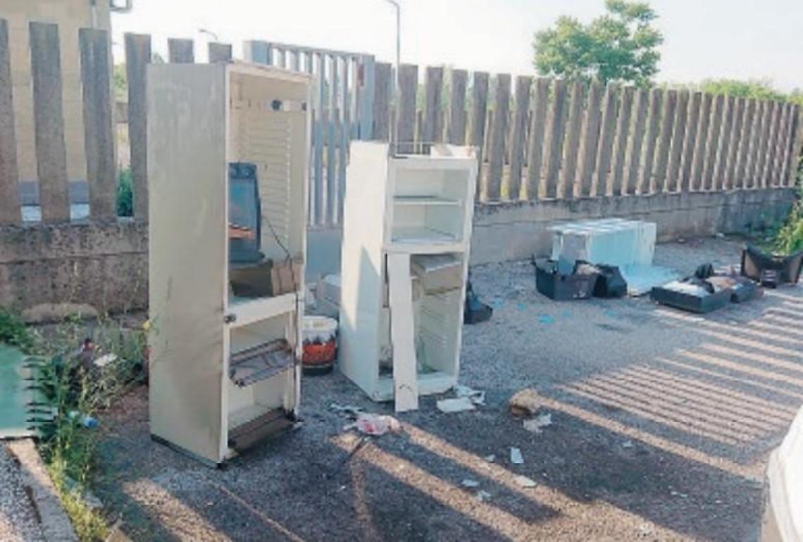 Un “giardino” in zona Scalo ma accanto c'è l'immondizia: l'appello
