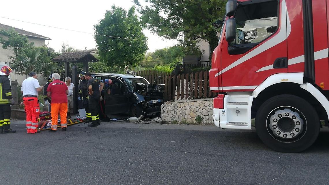 Doblò si schianta scontro una recinzione: un ferito grave