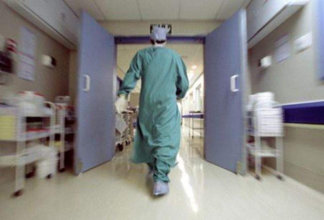 Muore a 38 anni: stava andando a trovare il figlio ricoverato con la moglie