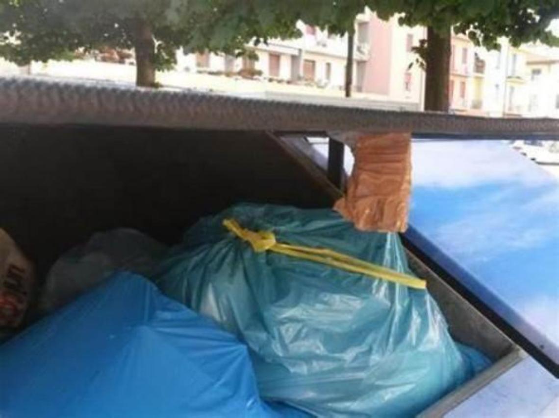 Cassonetti ko: percolato e cattivi odori, monta la polemica