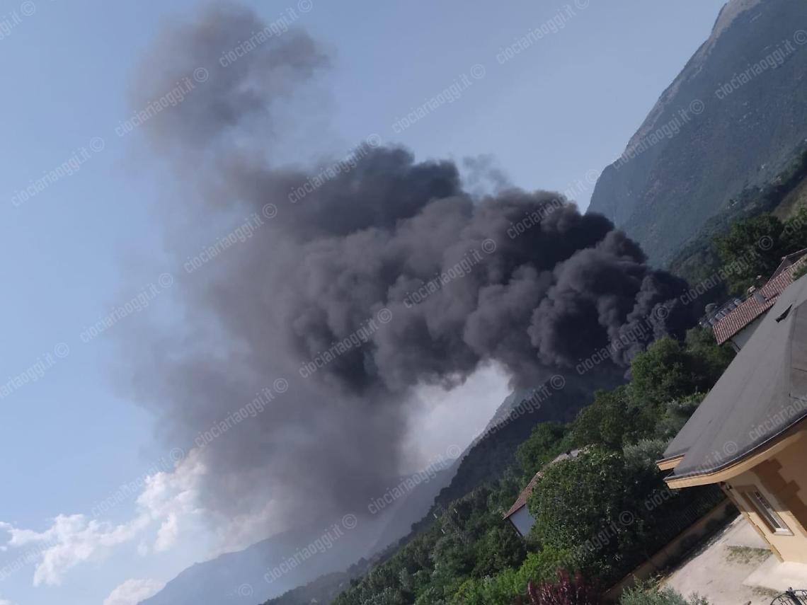 Fiamme in un'azienda di smaltimento rifiuti: torna l'incubo