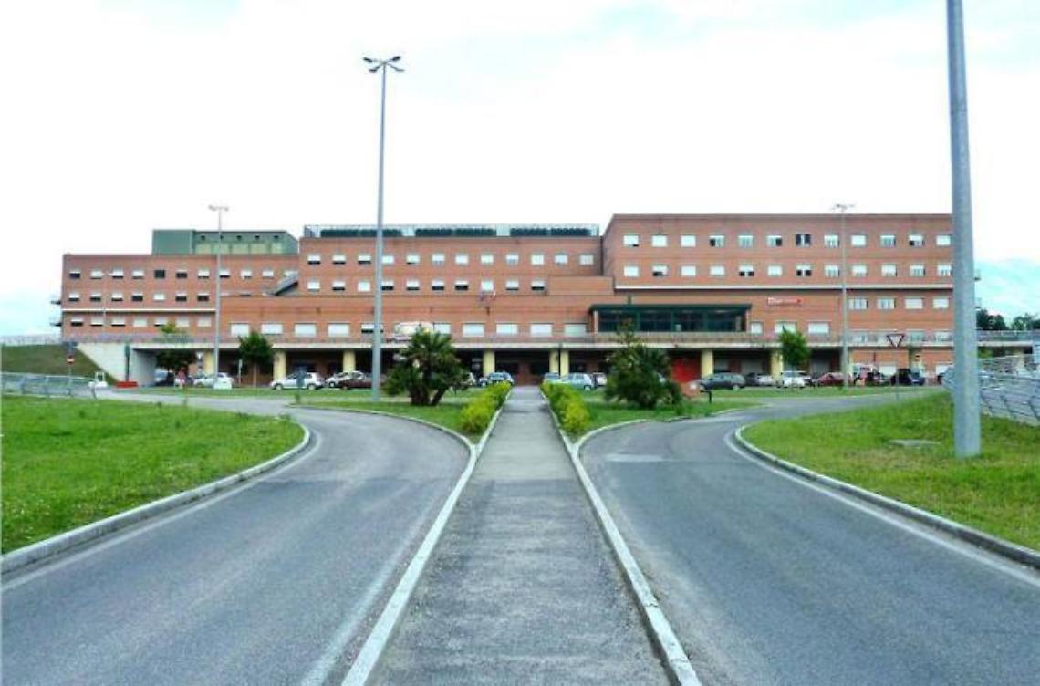 Investe un uomo in bici e fugge via: è caccia al pirata della strada