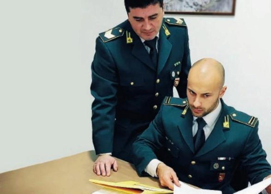 Maxi evasione fiscale made in Cina: ditta di abbigliamento smascherata
