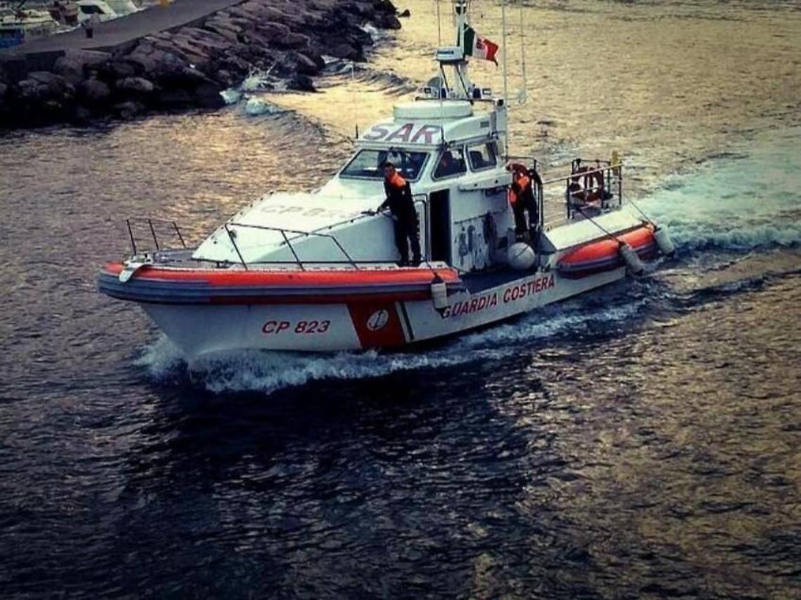 Paura in mare: barca si ribalta per il forte vento, miracolati due giovani