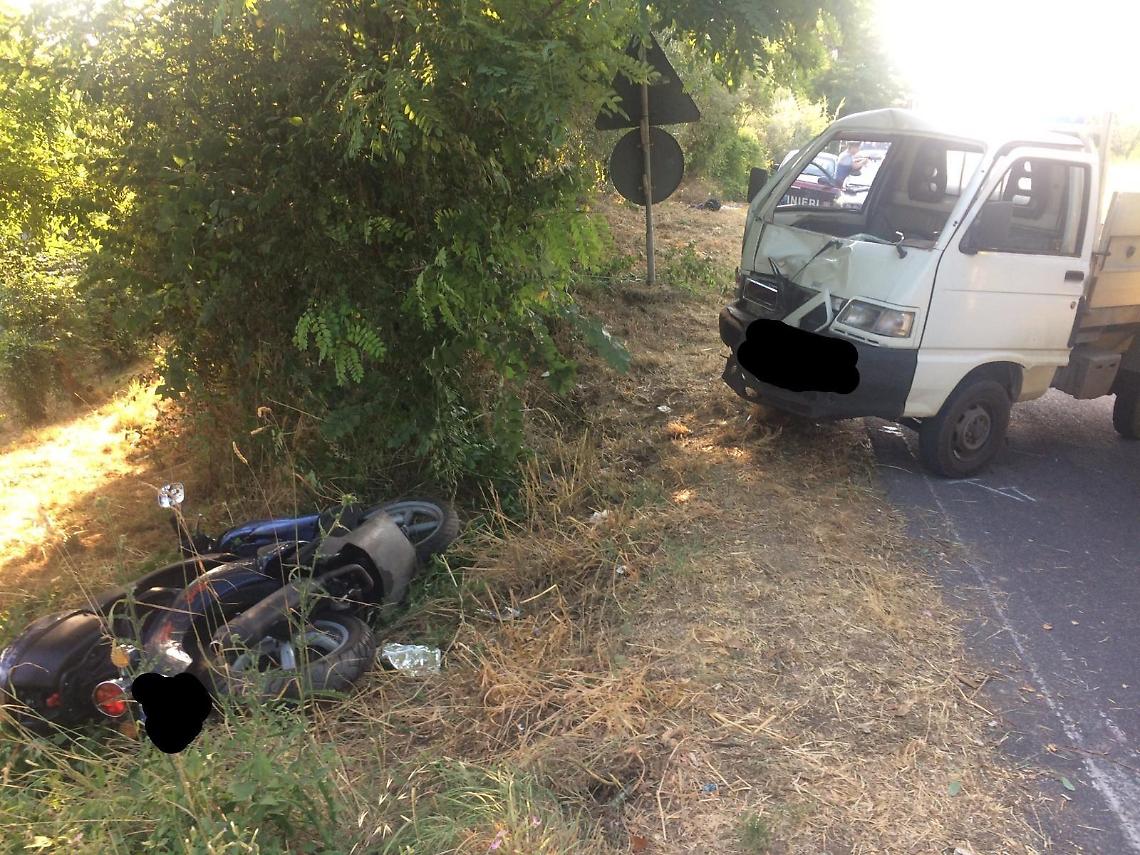 Scontro tra furgone e moto: centauro ferito ed elitrasportato