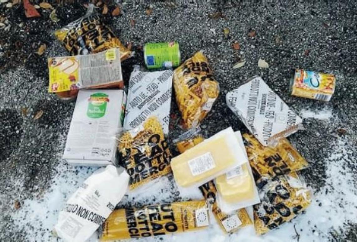 Cibo per i poveri buttato via, la foto dello scempio diventa virale