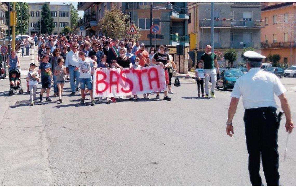 Odori nauseabondi: la puzza non d&agrave; tregua. Cittadini prigionieri in casa