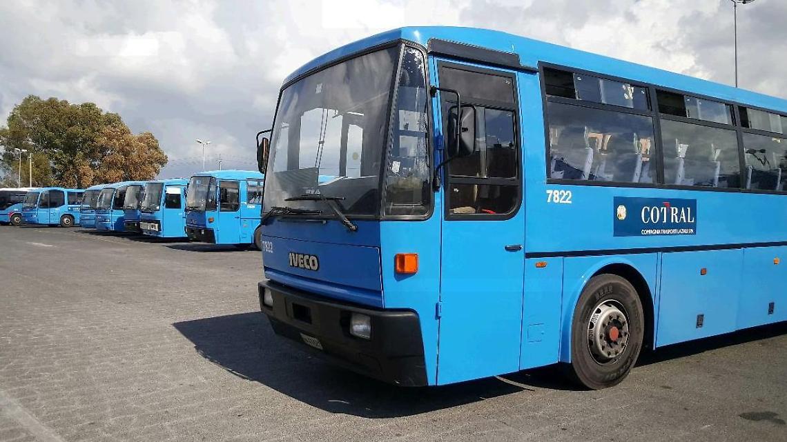 Nigeriani scatenano il caos sul bus: botte a un controllore finito in ospedale