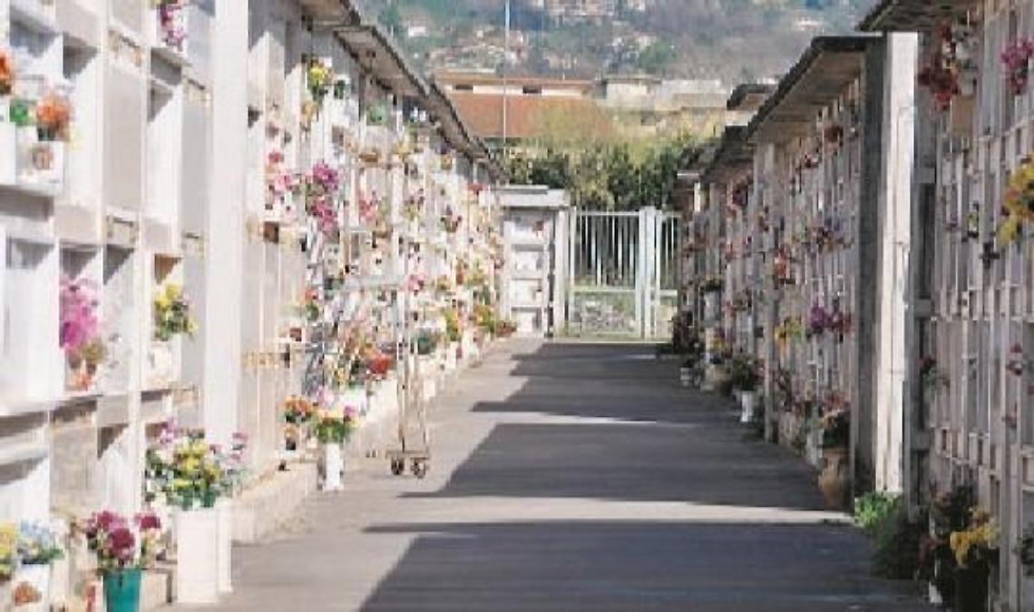 Furti a raffica nei cimiteri: ladri di sentimenti e di ricordi