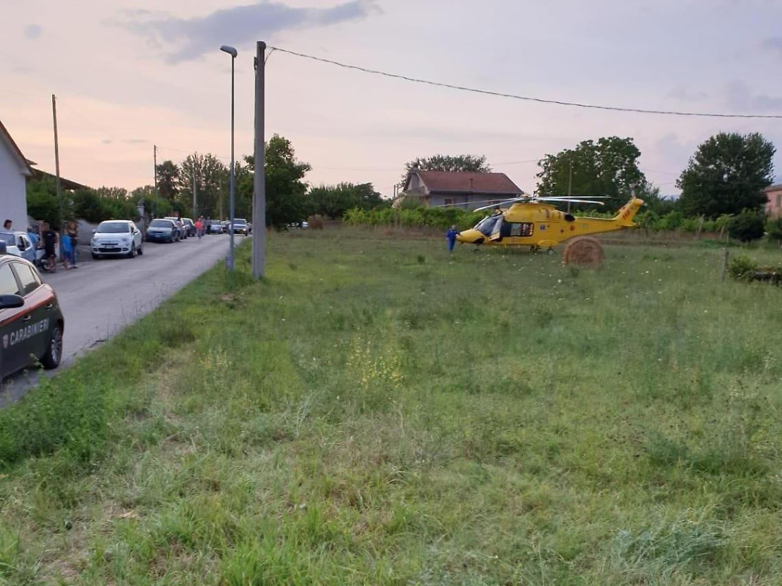 Scontro tra auto e scooter, grave un diciassettenne: elitrasportato a Roma