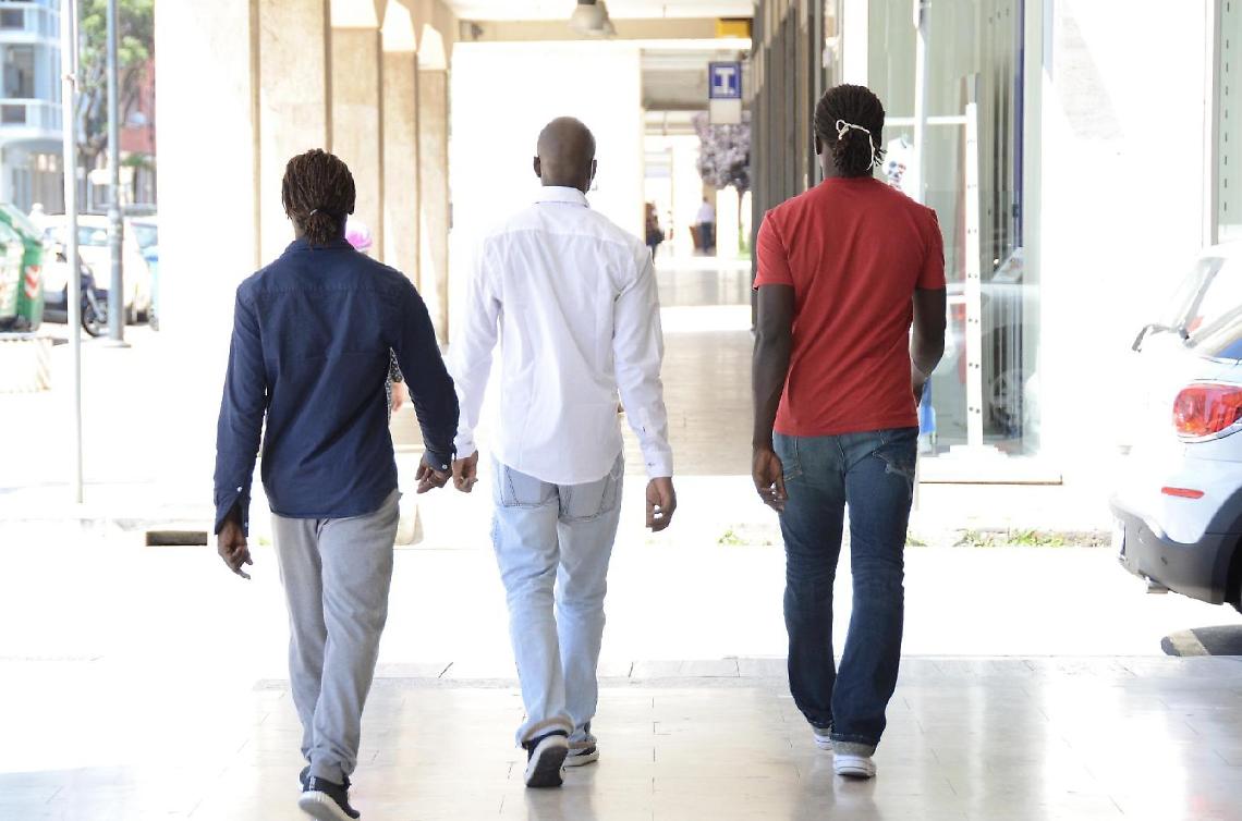 Vivono in albergo e per arrotondare spacciano: così vivono i richiedenti asilo