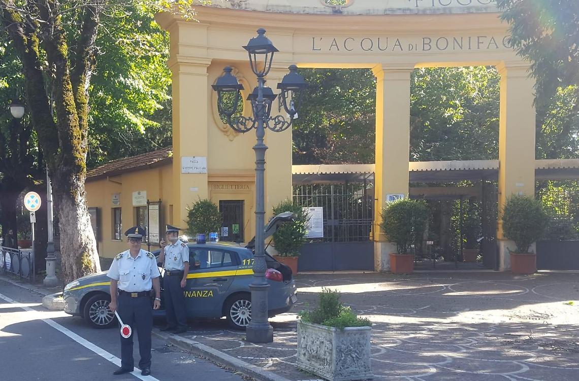 Stampava adesivi delle forze di polizia: denunciato, sequestrati 2.500 stickers