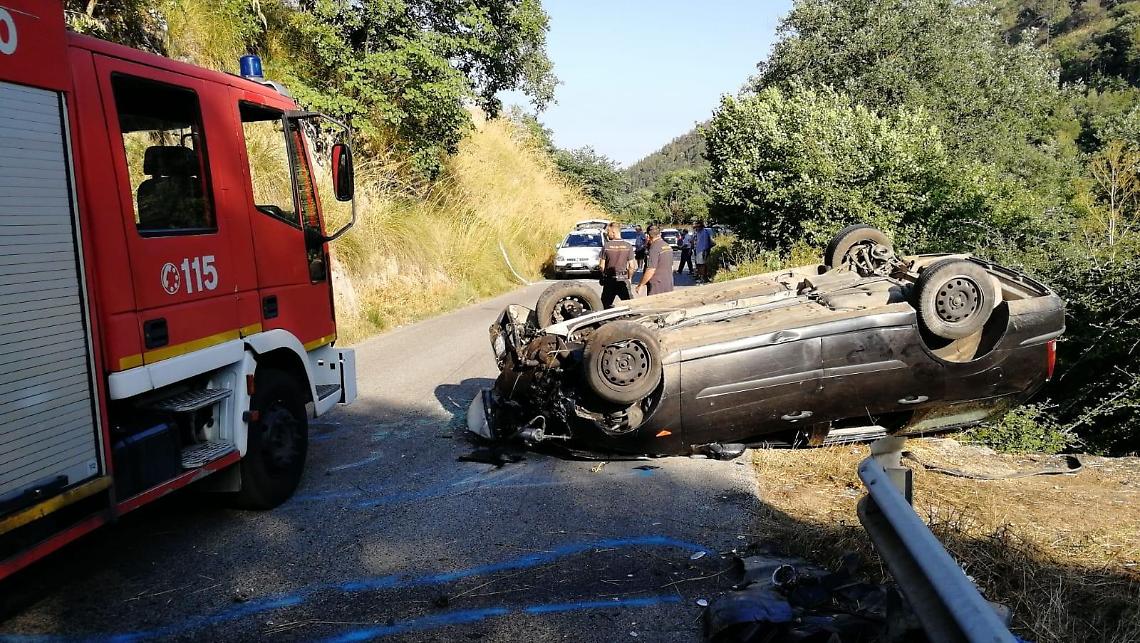 Perde il controllo dell'auto e si ribalta: stabili le condizioni del 45enne