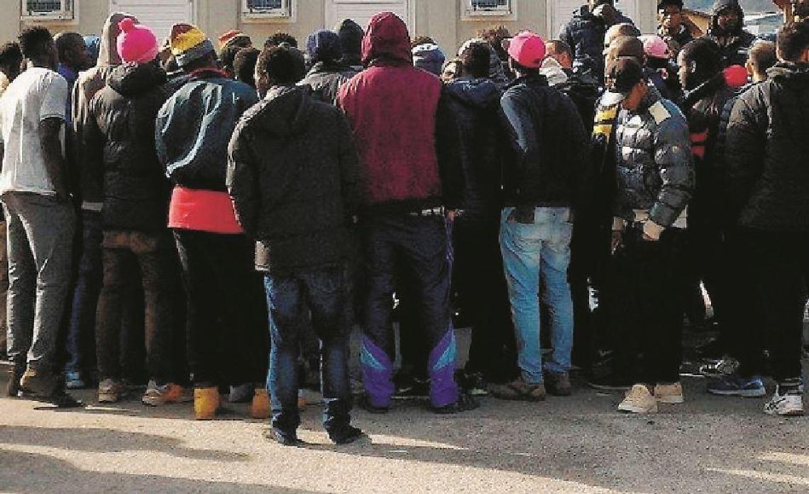 "Migranti? Noi non li vogliamo": tensione per l'arrivo di un gruppo di profughi