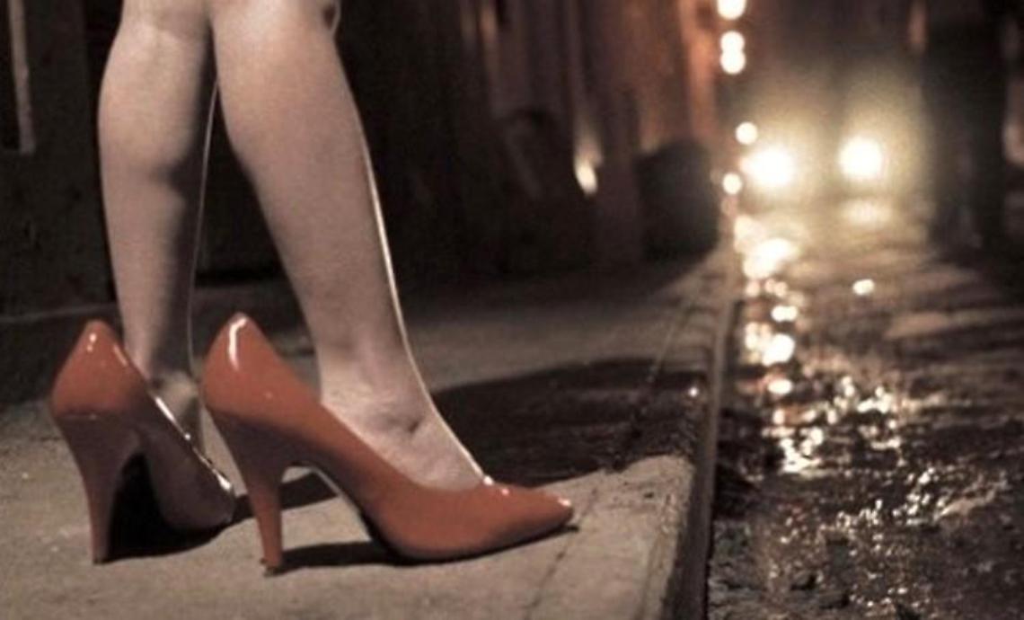 Bimbi venduti per una birra o pochi spicci e costretti a prostituirsi: 3 arresti