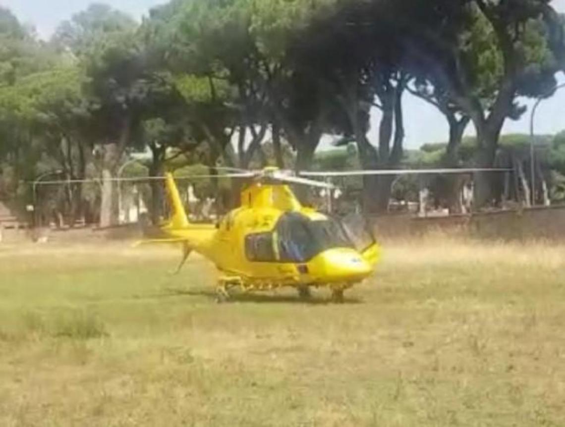 Salva una bimba in mare e accusa un malore: soccorso in elicottero