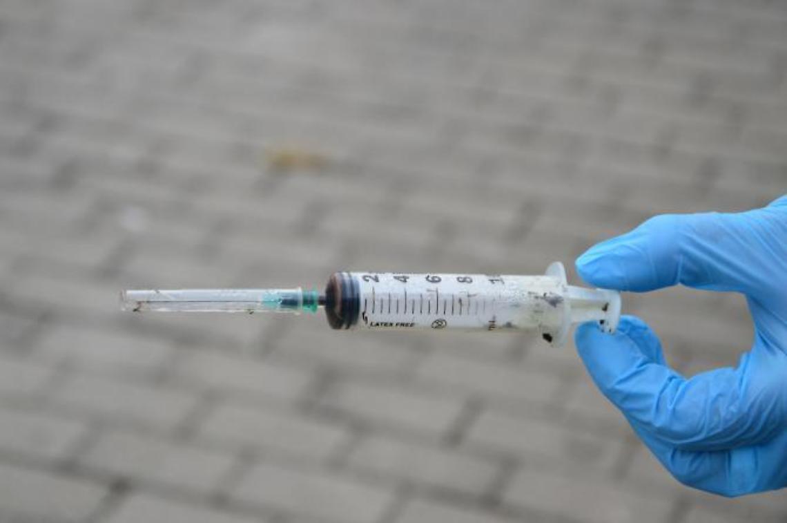 Siringhe e fazzoletti sporchi di sangue abbandonati: è allarme