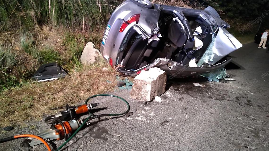 Auto si schianta contro un muro: muore una 18enne. Grave un altro ragazzo