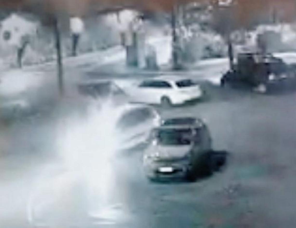 Si schianta con l'auto contro un palo e fugge: ripreso dalle telecamere