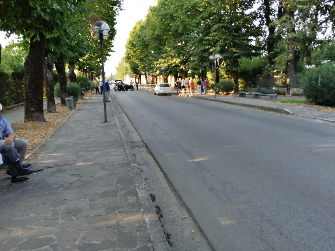 Travolta da un'auto mentre attraversa la strada: giovane trasportata in ospedale