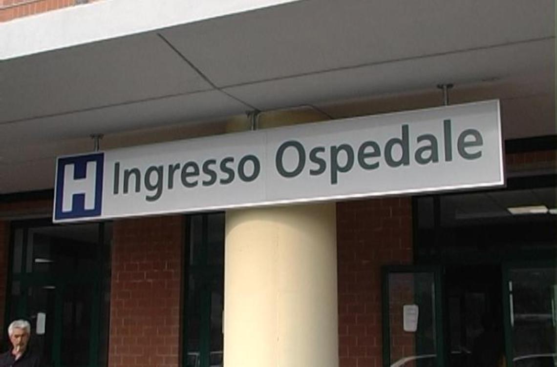 Investita in centro mentre attraversa la strada: tanta paura per una giovane