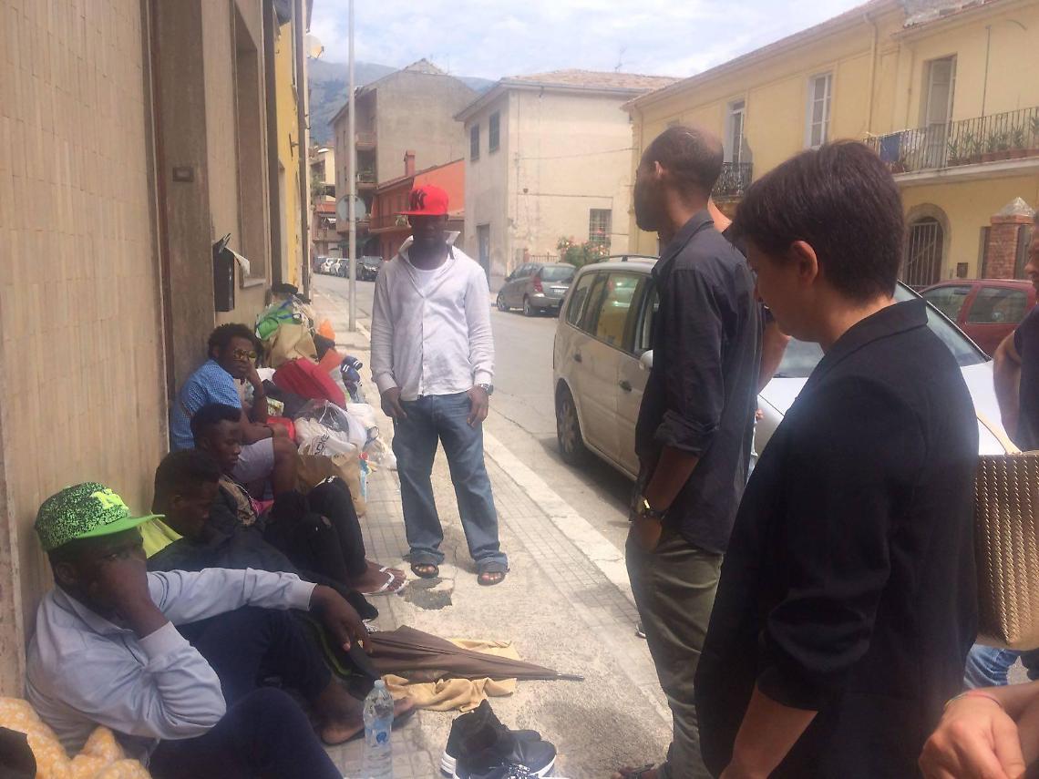Don Donato non ferma i profughi, altri arrivi in città: è scontro