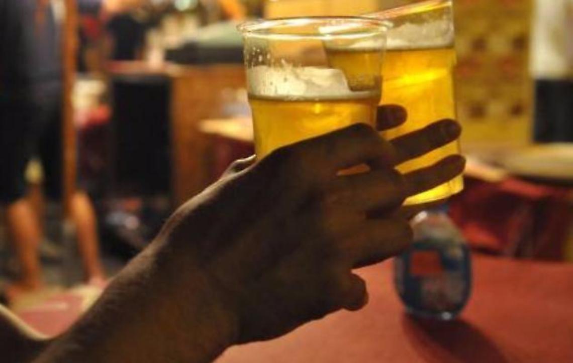 Vende birra a due minorenni: denunciata. Il bar rischia lo stop