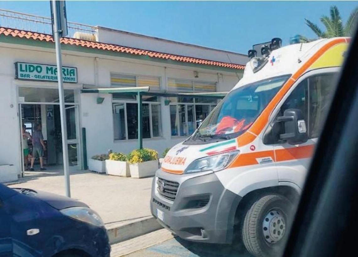 Si tuffa in mare e muore, inutili i soccorsi: bagnanti sotto choc