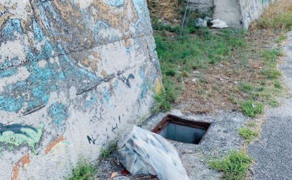 Strada ridotta a discarica: i residenti sono esasperati