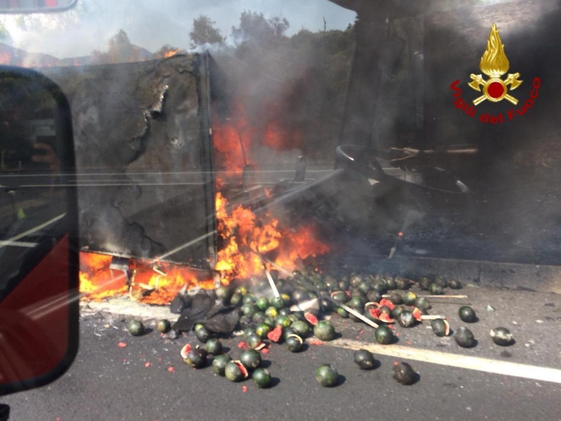 Tir carico di angurie va a fuoco in A1, fiamme altissime: autista miracolato