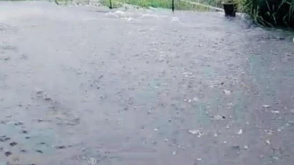Bomba d'acqua si abbatte sulla città: strade allagate e numerosi disagi