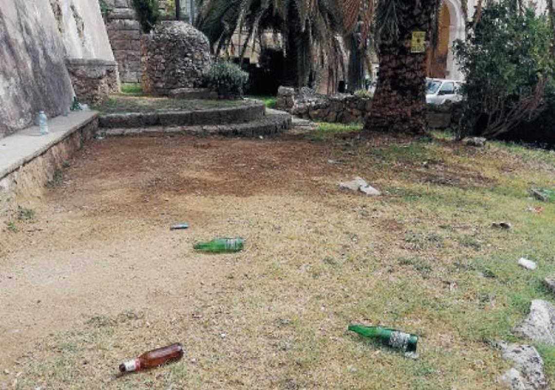 Sacro e blasfemo: alcol a fiumi sotto la Cattedrale, accuse a chi vende a minori
