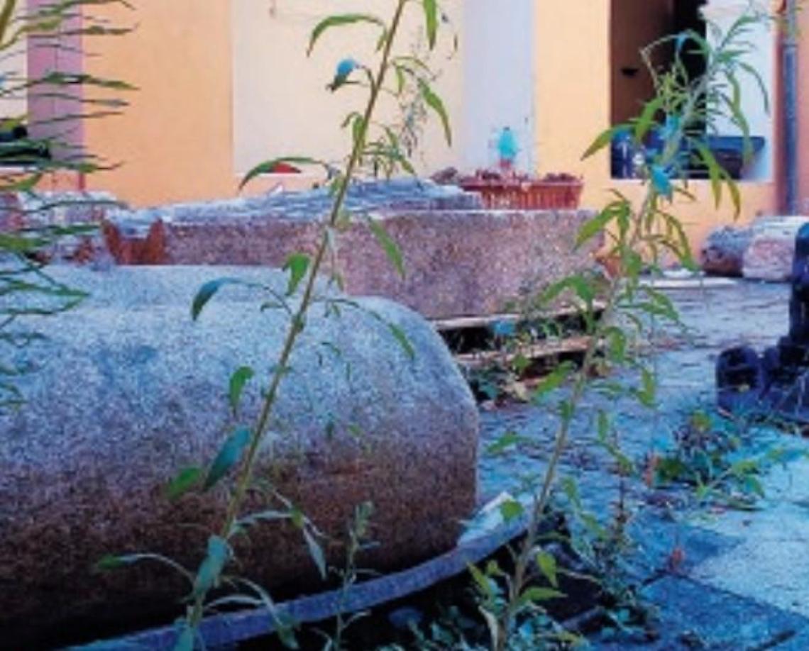 Reperti archeologici tra erbacce e rifiuti nell'ex convento: il degrado