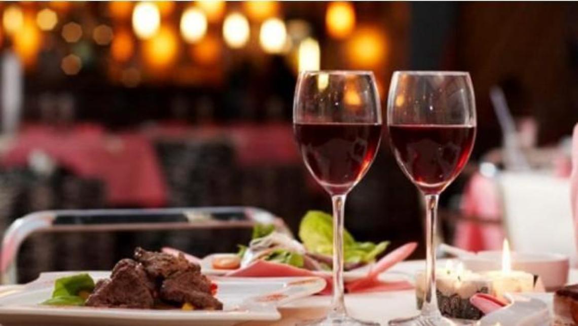 Pranzano al ristorante e se la squagliano senza pagare: caccia ai due impostori
