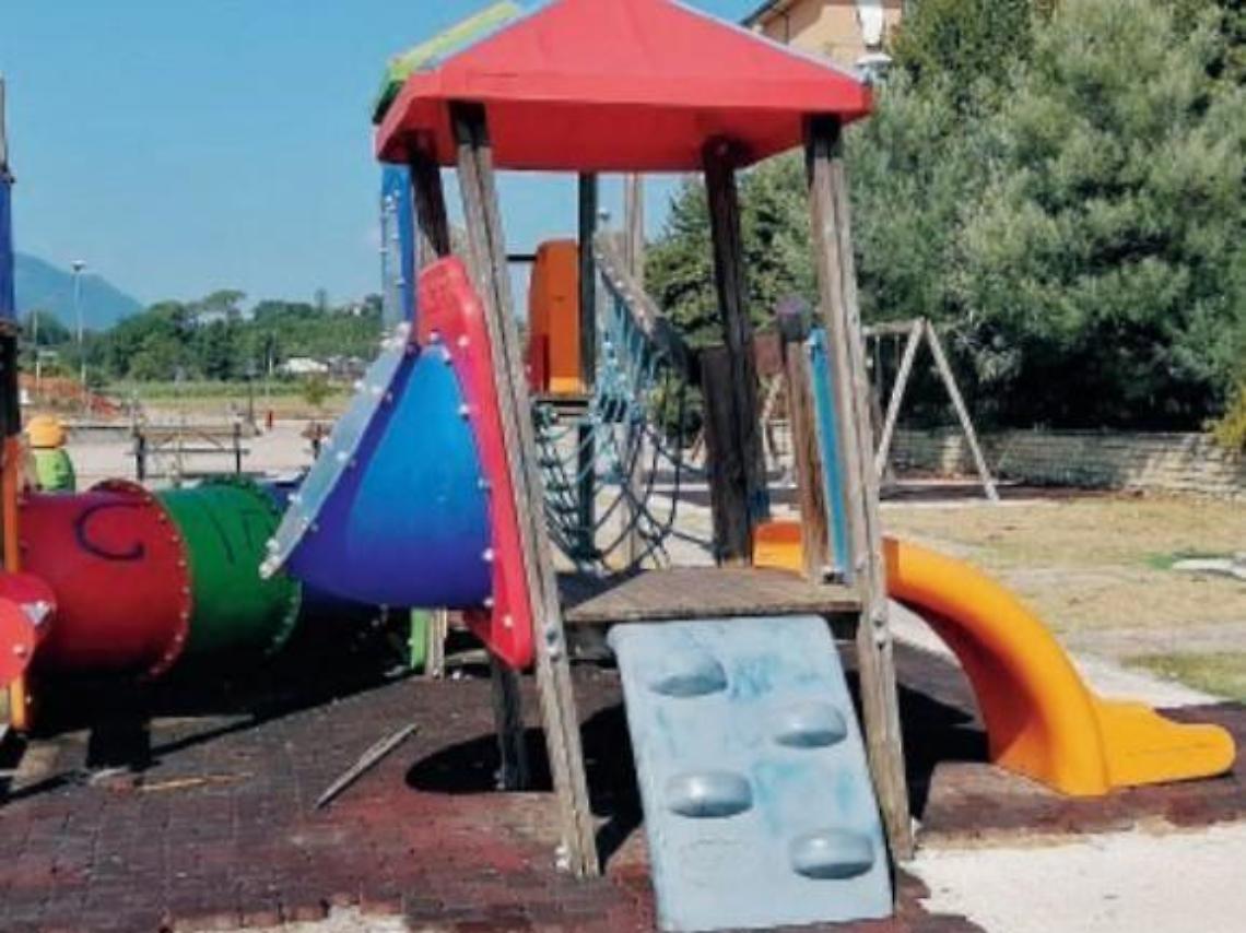 Giochi rotti e pericoli al parco: i vandali non si fermano neanche d'estate