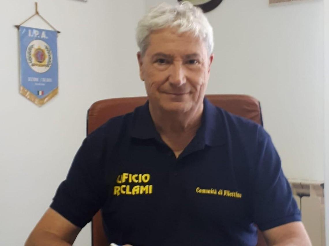 Filettino, il sindaco in giro con una maglietta con su scritto "ufficio reclami"