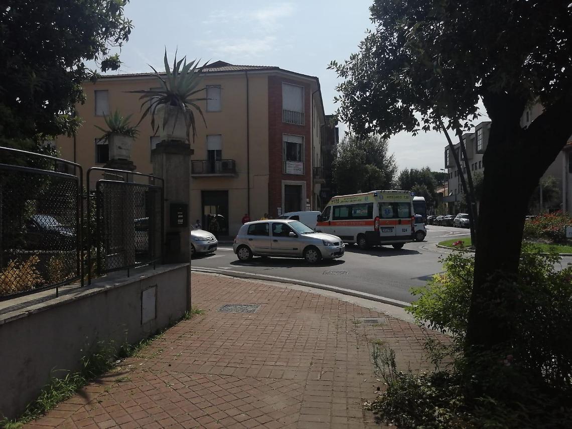 Donna investita da un'auto cade rovinosamente a terra: corsa in ospedale