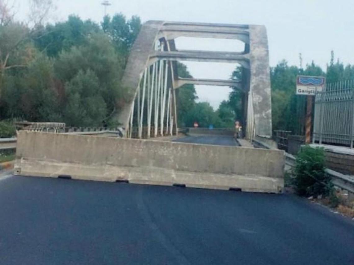 Si schianta con l'auto contro il ponte: giovane ferito e struttura ko